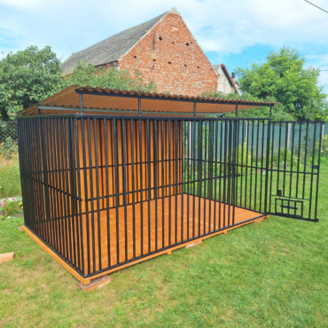 Kojec czarny 3x2 tył obity drewnem